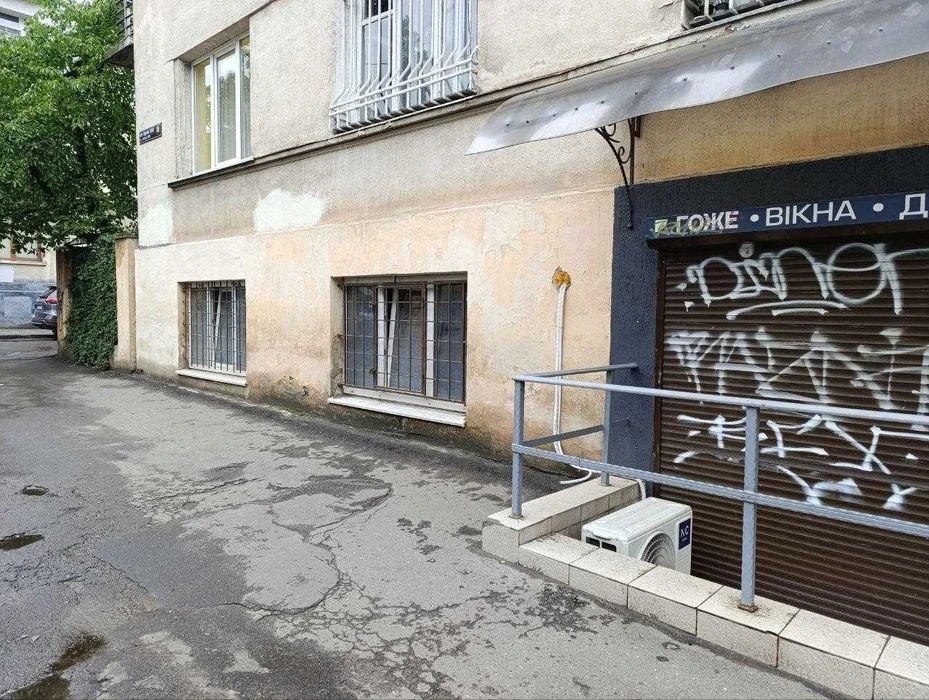 Продаж 1 кімнатної квартири (Цоколь) 33м² вул. Ярослава Паст