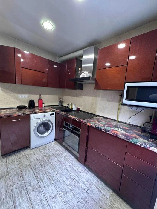 Продаж 2 кімнатної квартири з меблями та технікою