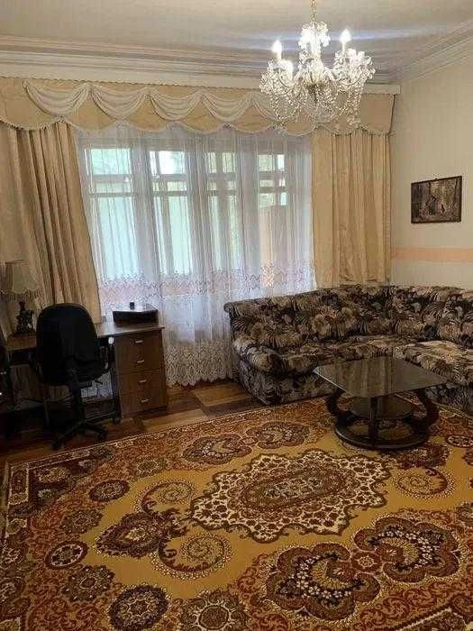 Продається трикімнатна квартира на 5 школі