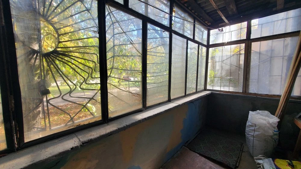 Фасадна 2-кімнатна квартира 55 м² під житло або бізнес на ву