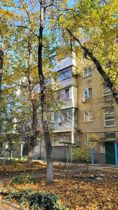 Фасадна 2-кімнатна квартира 55 м² під житло або бізнес на ву