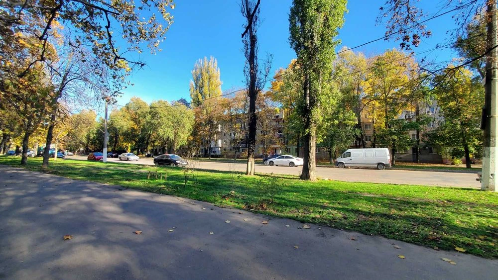 Фасадна 2-кімнатна квартира 55 м² під житло або бізнес на ву