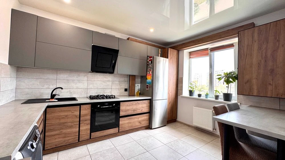 Продам 3 кімнатну квартиру з ремонтом на Щасливому ! 120 кв