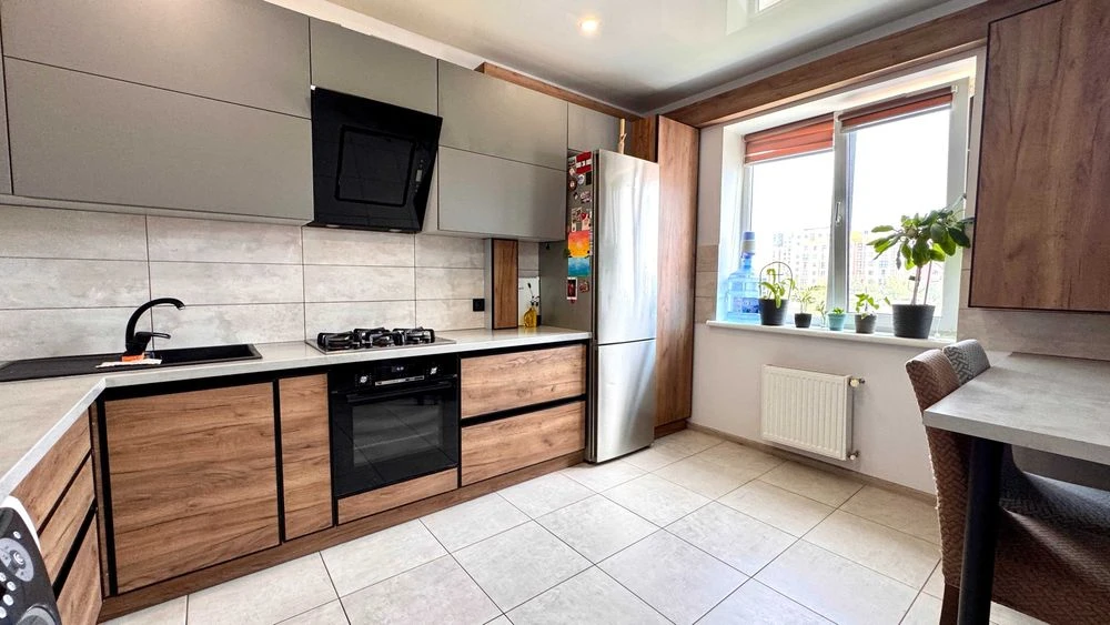 Продам 3 кімнатну квартиру з ремонтом на Щасливому ! 120 кв