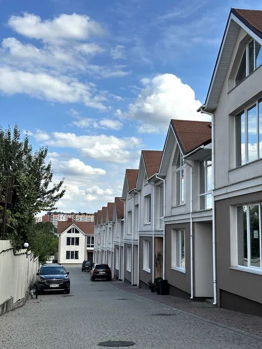 Продаж просторого котеджу з власною ділянкою