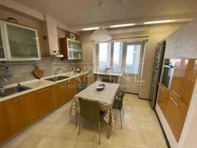 Продаж 3 кімнатної квартири 110 м2 вул. Амосова 2 Генератор