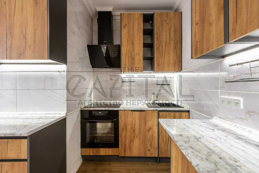 Продаж / Квартира / 94 м², 3 окремі кімнати / вул. Дмитрівсь