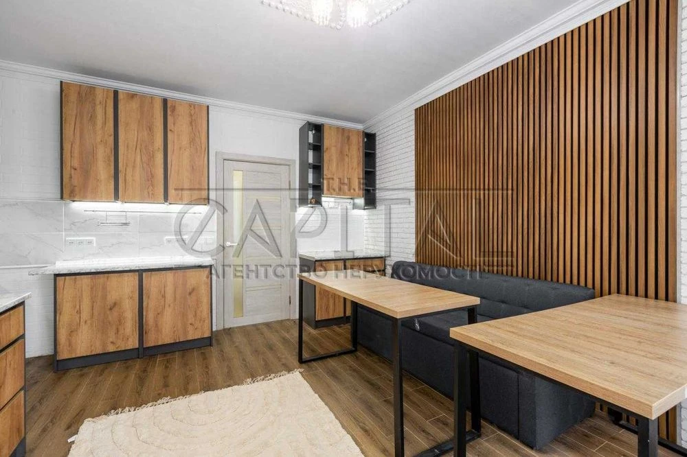 Продаж / Квартира / 94 м², 3 окремі кімнати / вул. Дмитрівсь