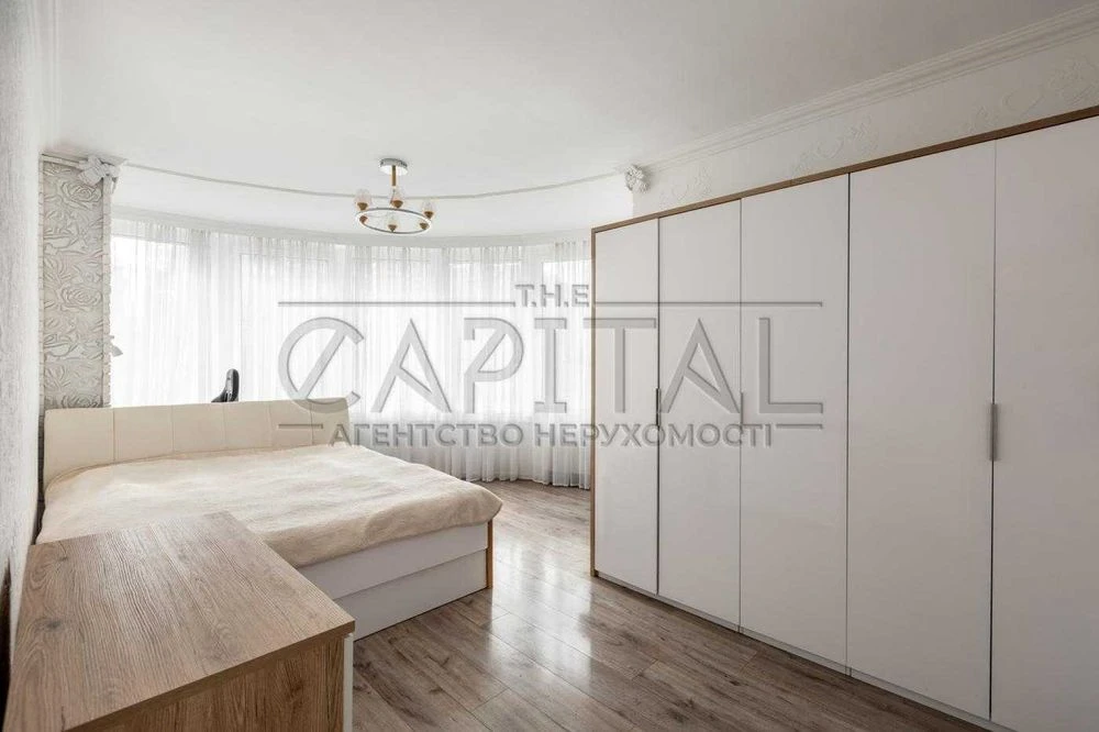 Продаж / Квартира / 94 м², 3 окремі кімнати / вул. Дмитрівсь
