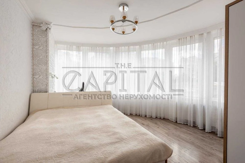 Продаж / Квартира / 94 м², 3 окремі кімнати / вул. Дмитрівсь
