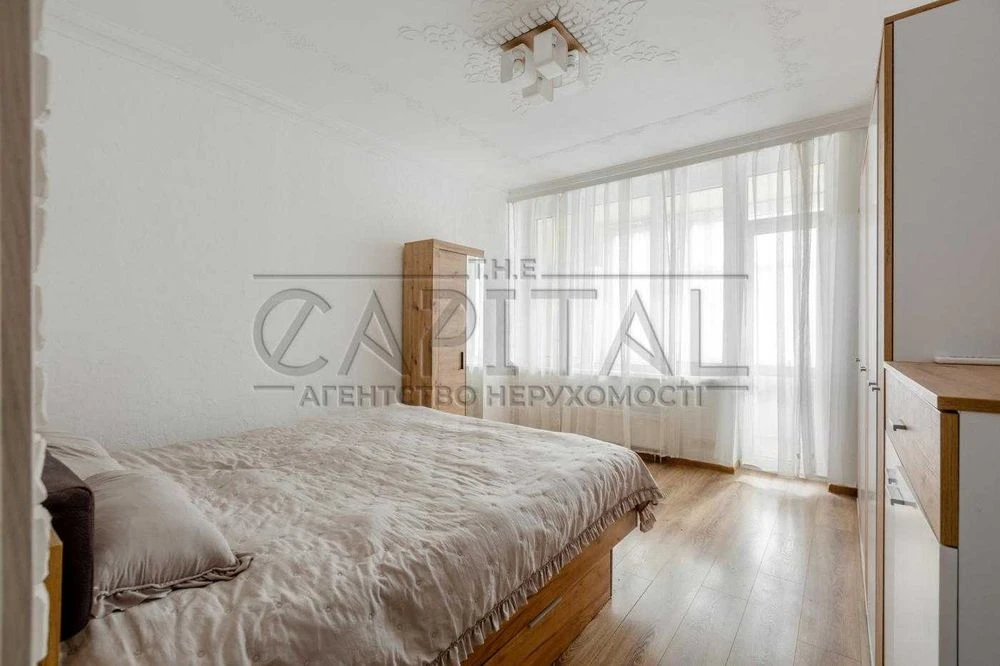 Продаж / Квартира / 94 м², 3 окремі кімнати / вул. Дмитрівсь