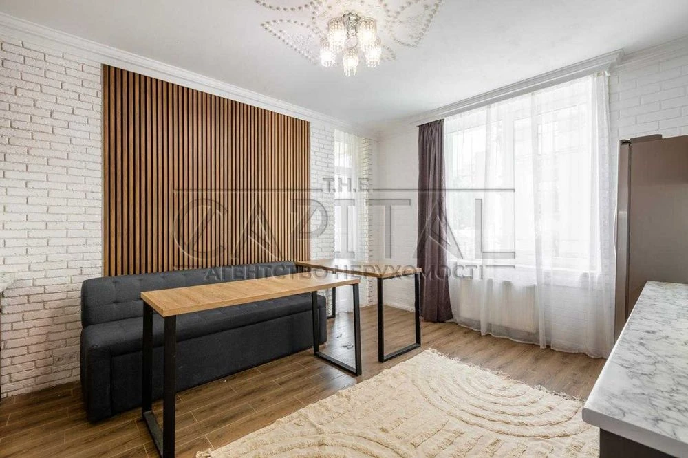 Продаж / Квартира / 94 м², 3 окремі кімнати / вул. Дмитрівсь