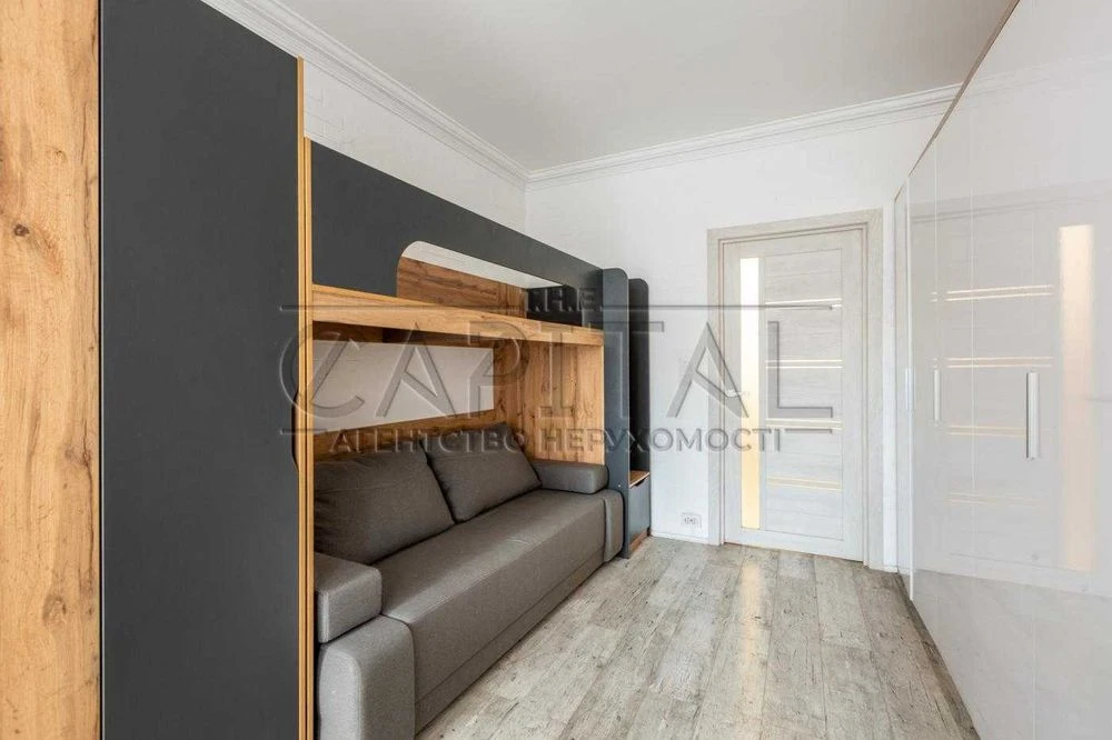 Продаж / Квартира / 94 м², 3 окремі кімнати / вул. Дмитрівсь