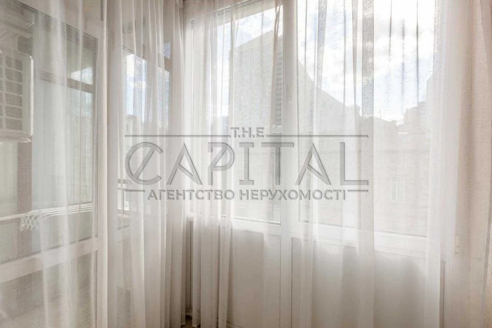 Продаж / Квартира / 94 м², 3 окремі кімнати / вул. Дмитрівсь