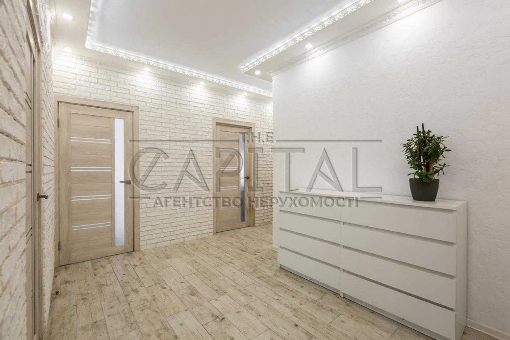 Продаж / Квартира / 94 м², 3 окремі кімнати / вул. Дмитрівсь