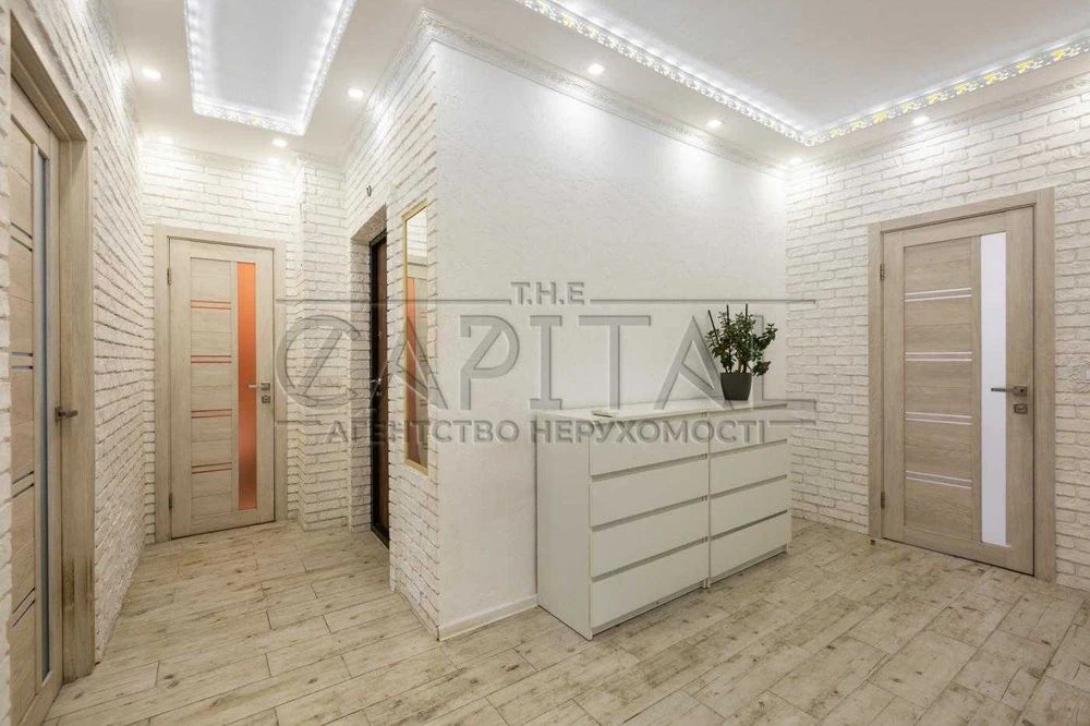 Продаж / Квартира / 94 м², 3 окремі кімнати / вул. Дмитрівсь