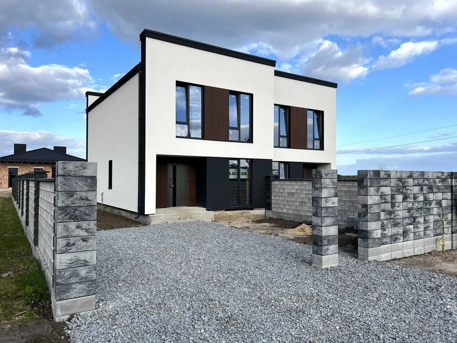 Продам стильний котедж на ділянці 5 сот. Паркан по периметру