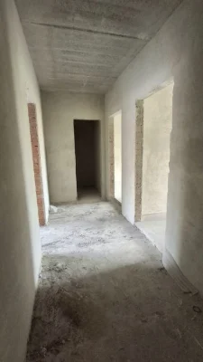 Квартира - з трьома кімнатами та 2 санвузлами. Простір для к