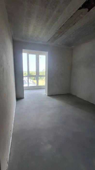 Квартира - з трьома кімнатами та 2 санвузлами. Простір для к