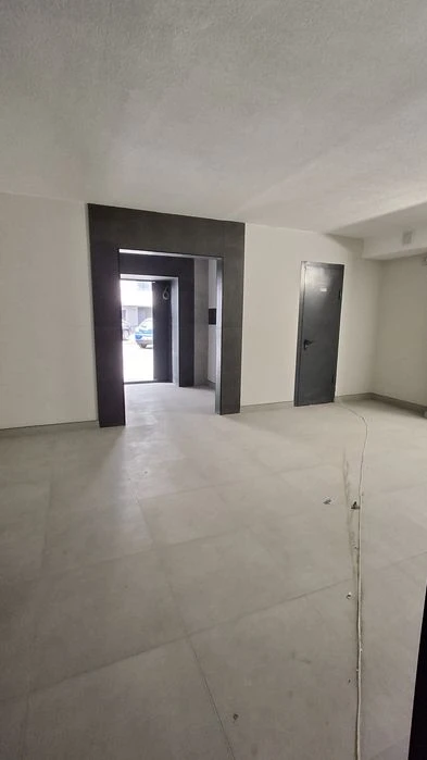 Квартира - з трьома кімнатами та 2 санвузлами. Простір для к