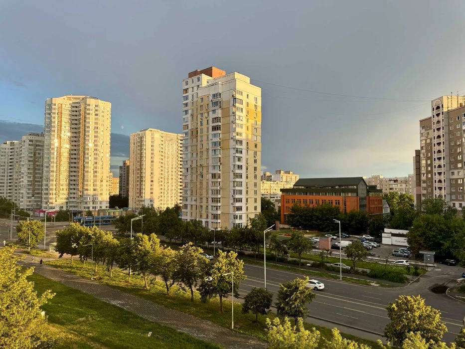 Продаж 2 кімн. квартири 54м2 Харківське шосе 55 - (цегляний