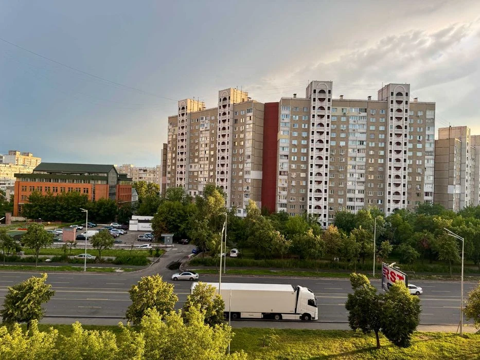 Продаж 2 кімн. квартири 54м2 Харківське шосе 55 - (цегляний