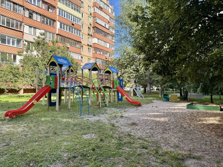 Продаж 2 кімн. квартири 54м2 Харківське шосе 55 - (цегляний
