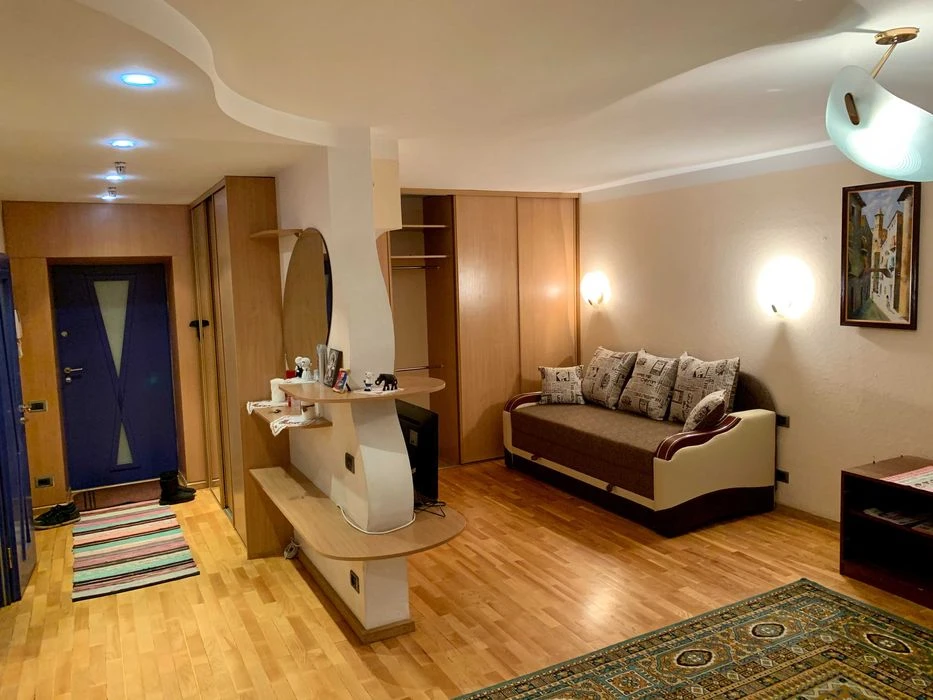 Продам пространства 1 ком. квартиру, ул.Анны Ахматовой 3, ст.м