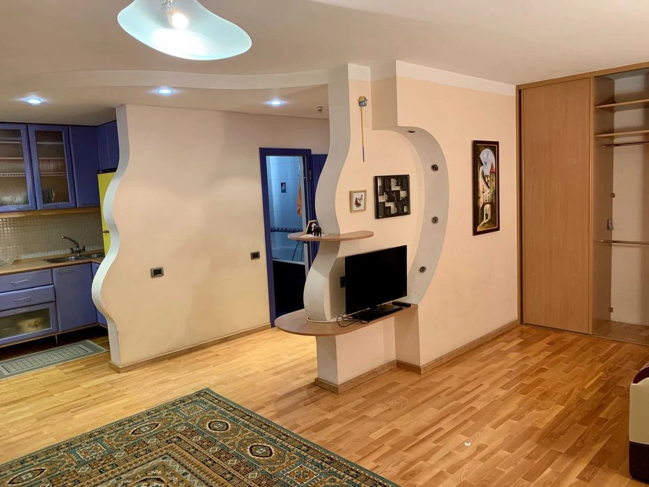 Продам пространства 1 ком. квартиру, ул.Анны Ахматовой 3, ст.м