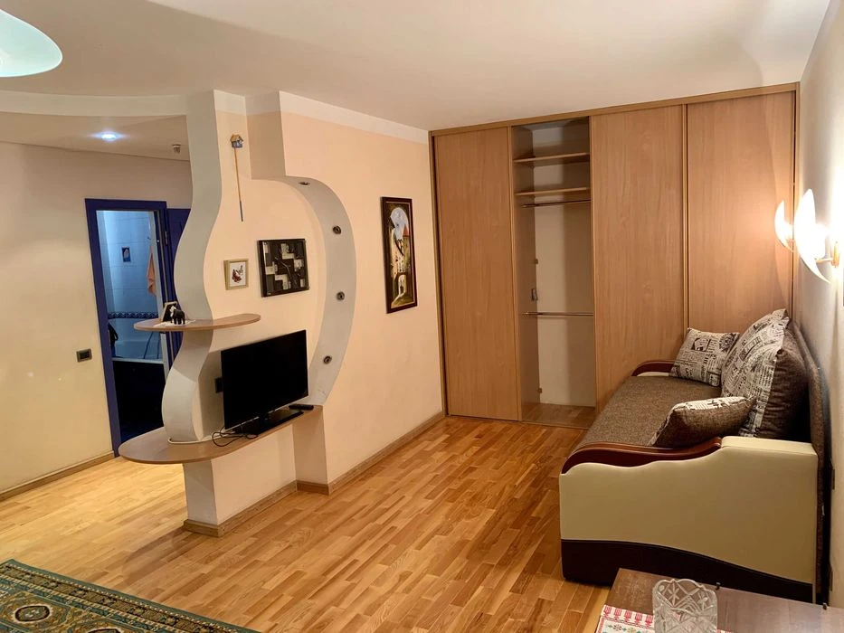 Продам пространства 1 ком. квартиру, ул.Анны Ахматовой 3, ст.м