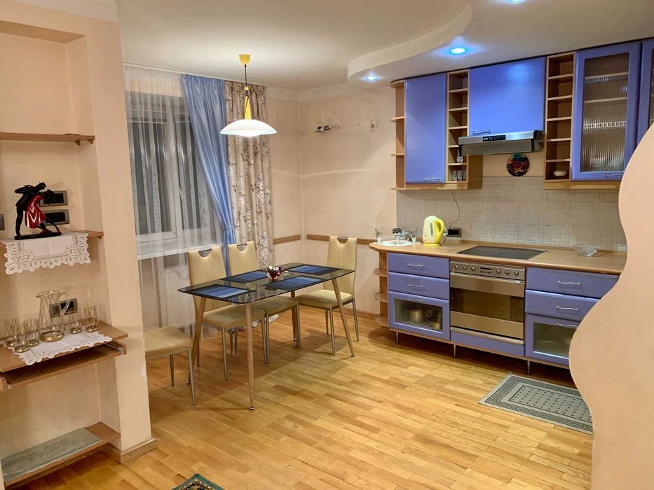 Продам пространства 1 ком. квартиру, ул.Анны Ахматовой 3, ст.м