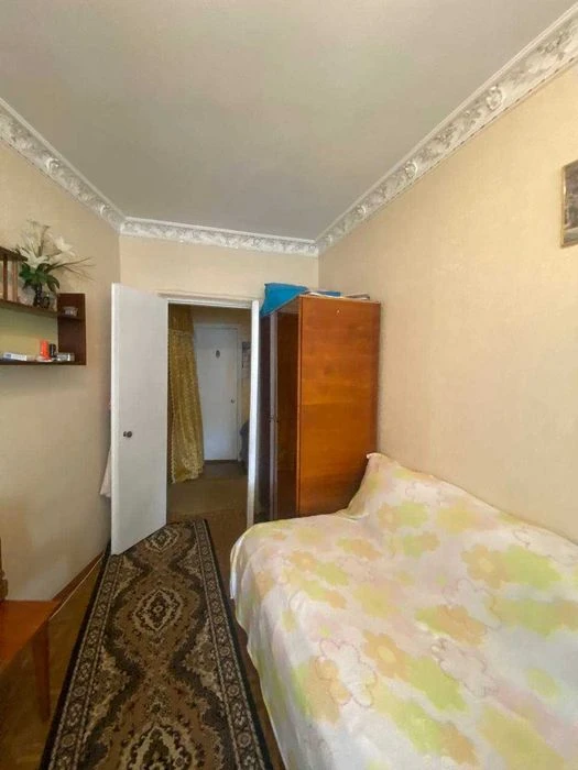 Продам простору 4-кімнатну квартиру ПОРУЧ ІЗ МОРЕМ