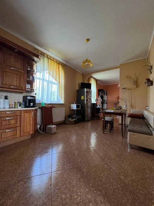 Продам 2х поверховий будинок,район Одесская,250м2 (код5662)