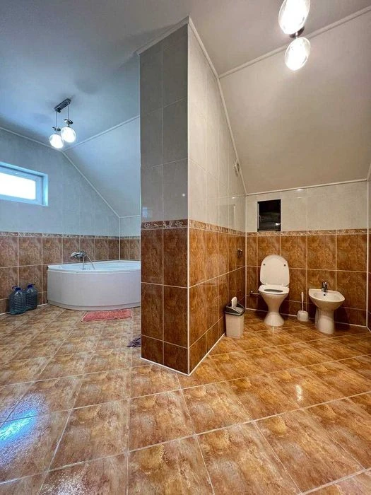 Продам 2х поверховий будинок,район Одесская,250м2 (код5662)