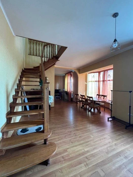 Продам 2х поверховий будинок,район Одесская,250м2 (код5662)