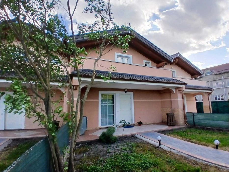 Italian style townhouse, renovated, ready to move in