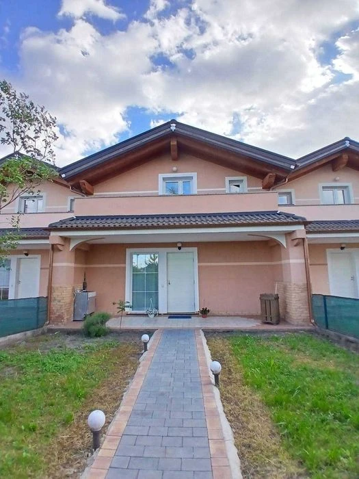 Italian style townhouse, renovated, ready to move in