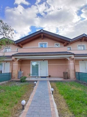 Italian style townhouse, renovated, ready to move in