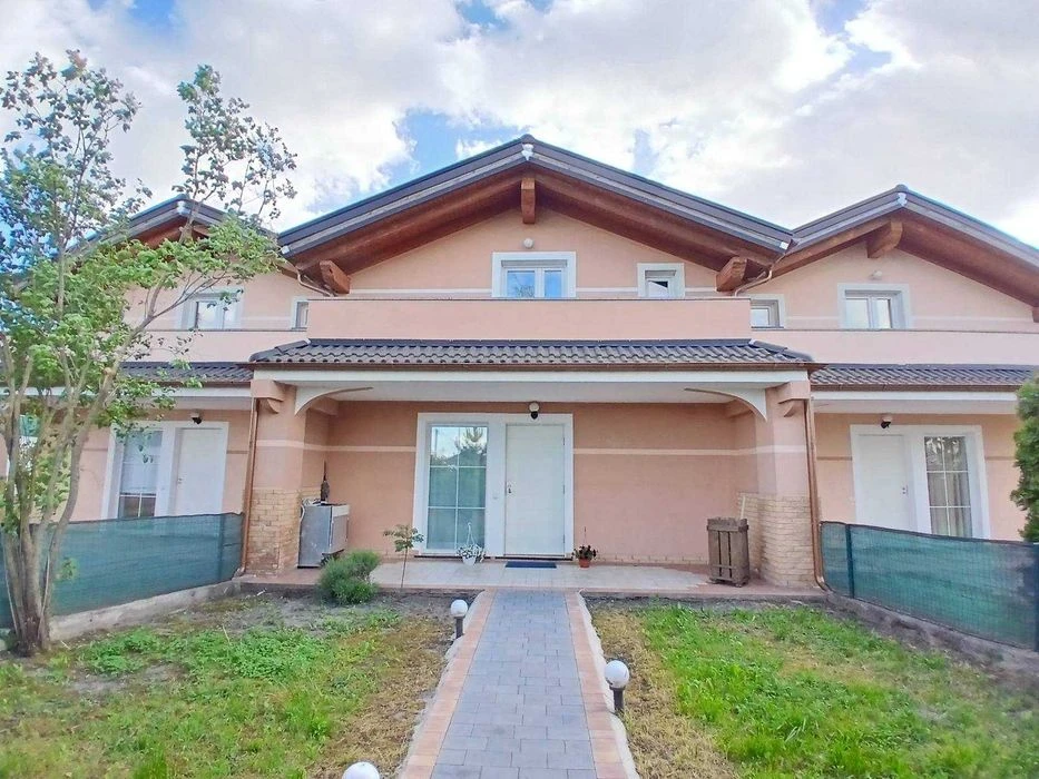 Italian style townhouse, renovated, ready to move in