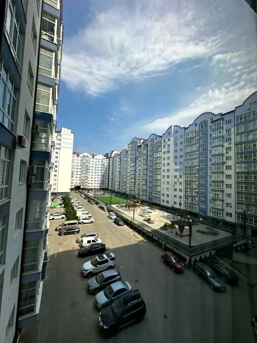 Здана 2 кімнатна квартира  . Центр. Височана