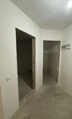 Продається простора 2-кімнатна  квартира