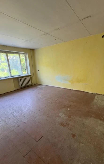Продається простора 2-кімнатна  квартира