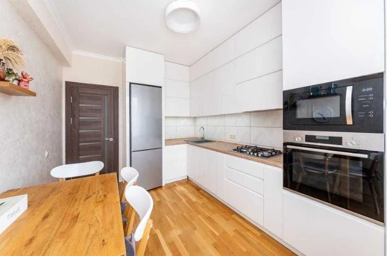 Продаж 3к.двоповерхової  квартири з терасою Метрологічна,109