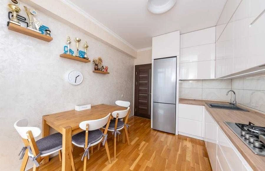 Продаж 3к.двоповерхової  квартири з терасою Метрологічна,109