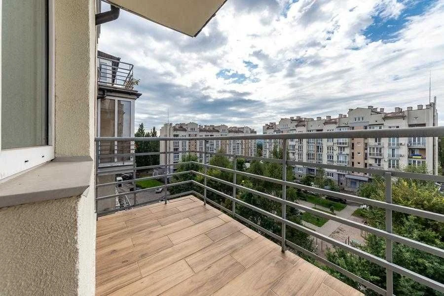 Продаж 3к.двоповерхової  квартири з терасою Метрологічна,109