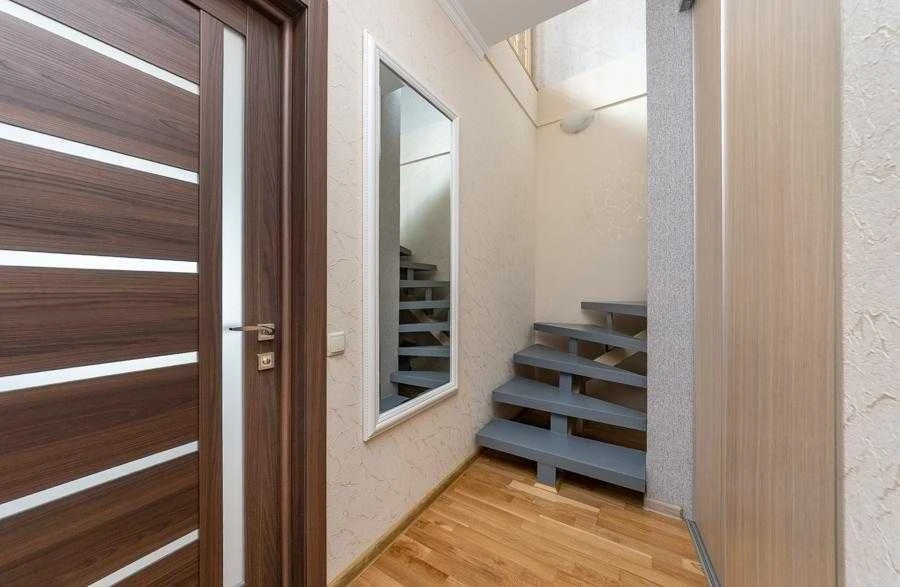 Продаж 3к.двоповерхової  квартири з терасою Метрологічна,109