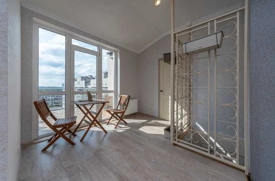 Продаж 3к.двоповерхової  квартири з терасою Метрологічна,109
