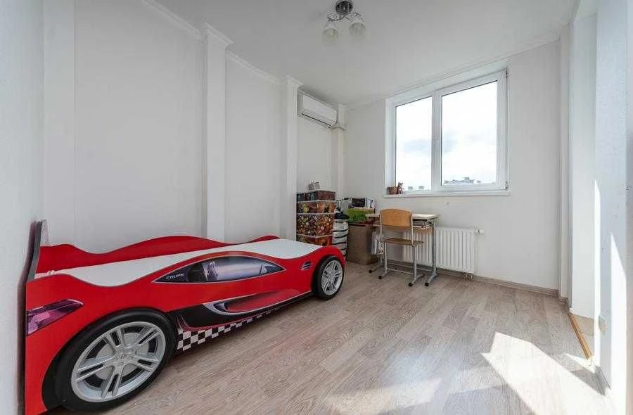 Продаж 3к.двоповерхової  квартири з терасою Метрологічна,109