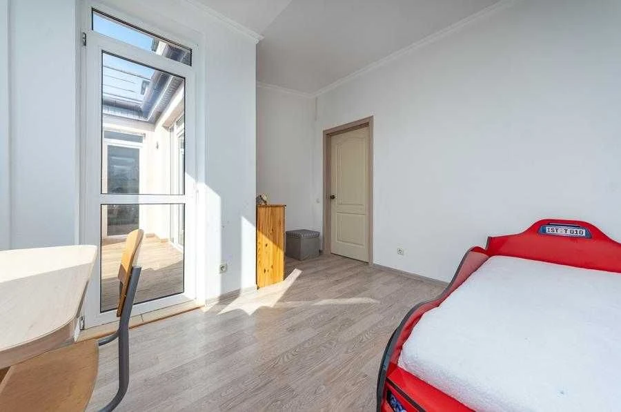 Продаж 3к.двоповерхової  квартири з терасою Метрологічна,109