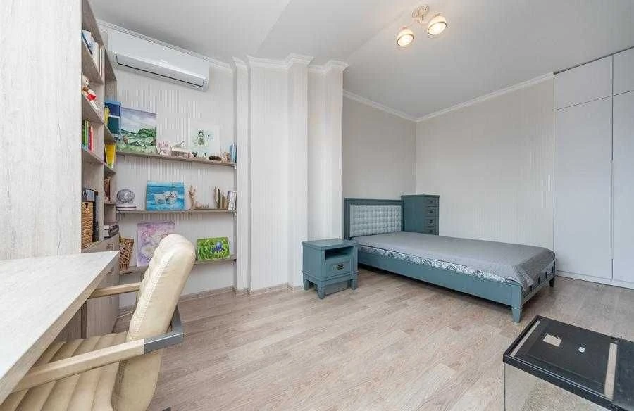 Продаж 3к.двоповерхової  квартири з терасою Метрологічна,109